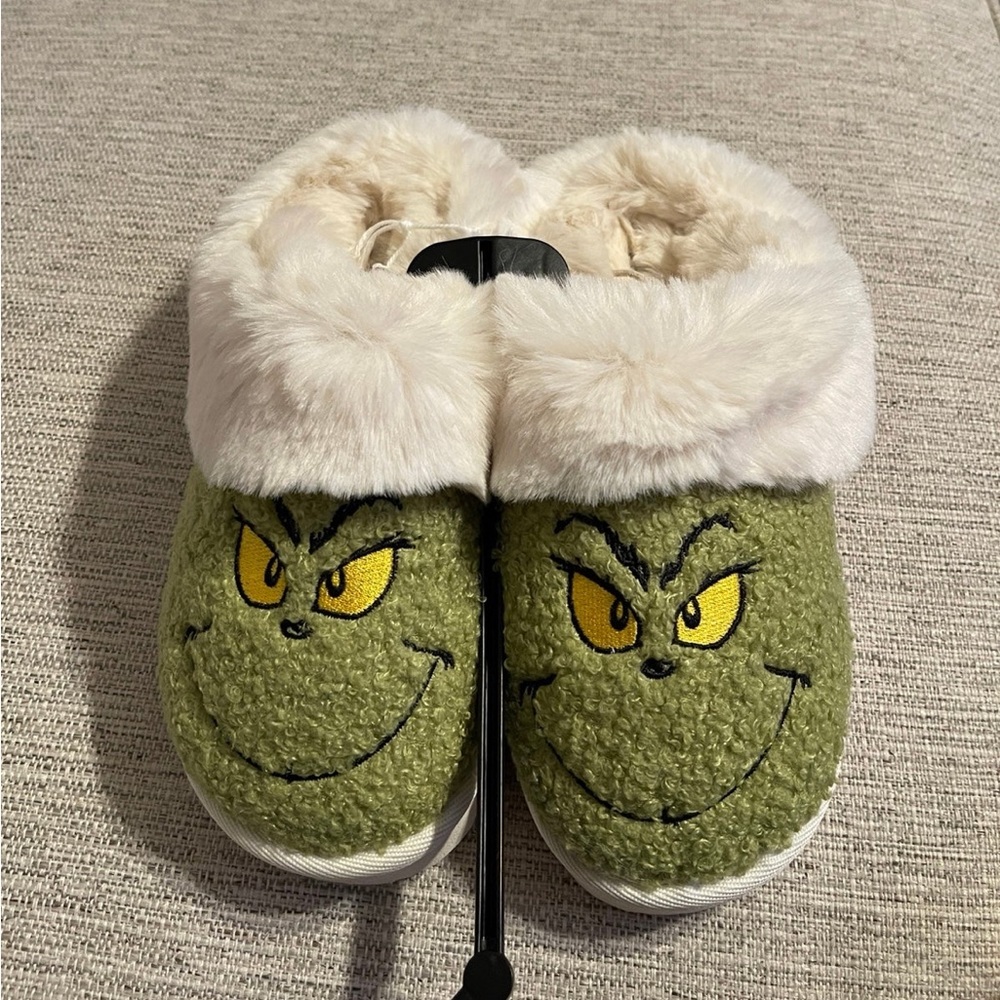 American Eagle‎ Grinch Slippers